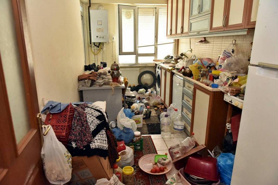 Kamyonlar yetmedi: Çöp partisi sona erdi! Apartmandan çıkanlar hayrete düşürdü 9